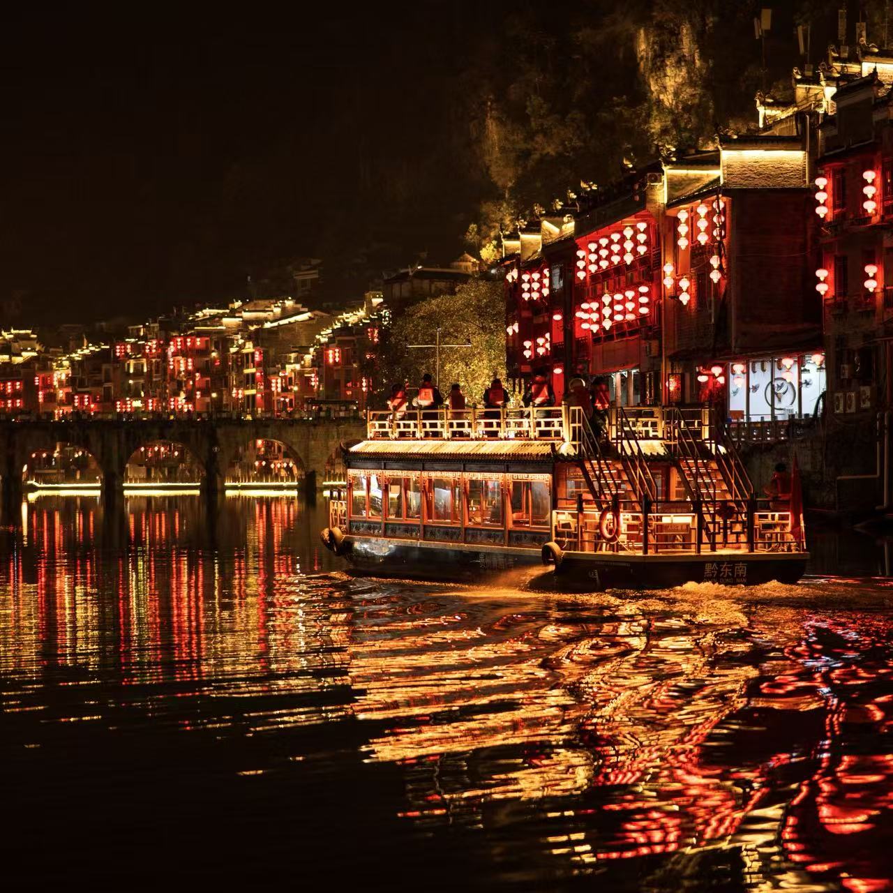 夜间载满游客的古城水上游船(摄影 吴宗雨).jpg