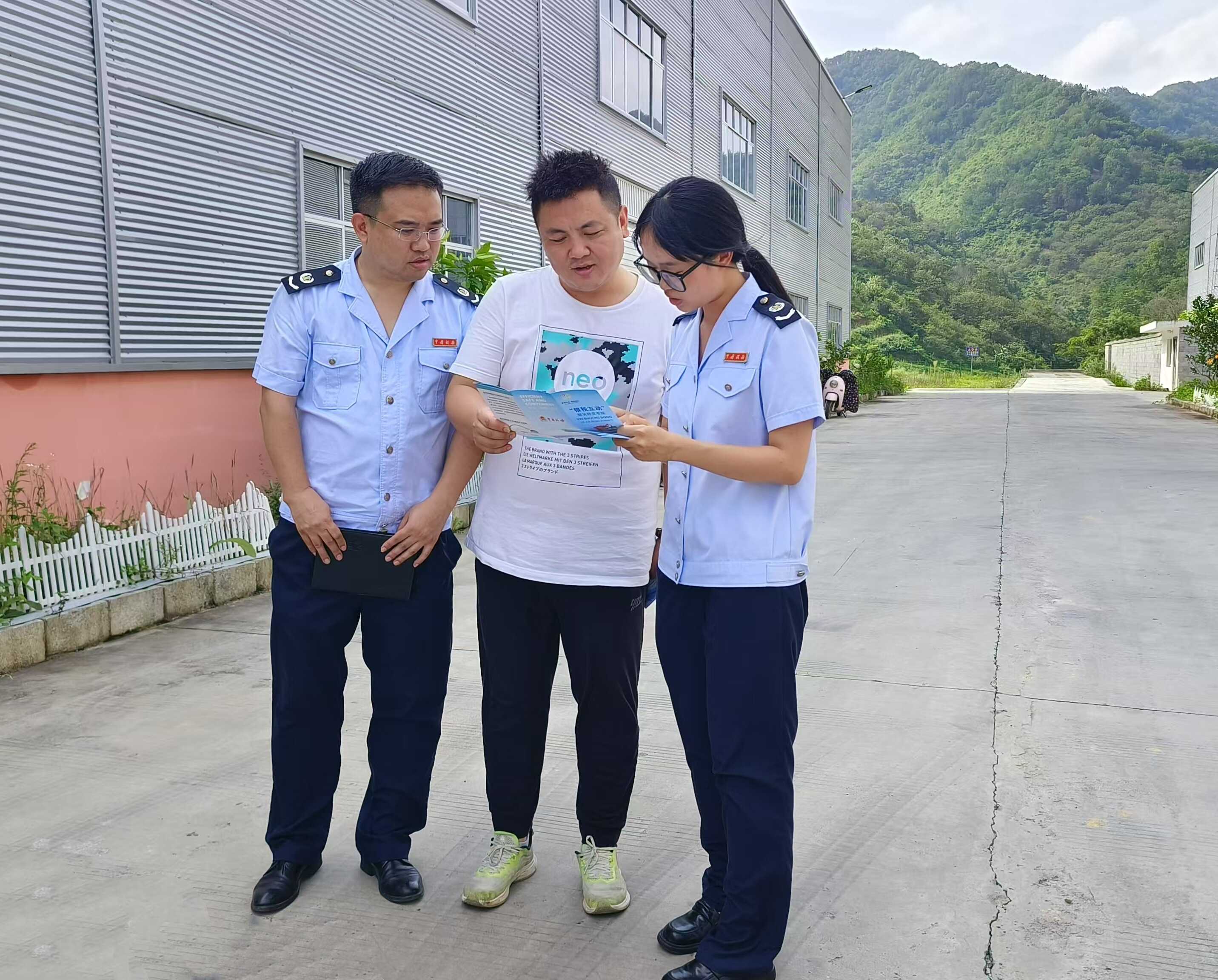 望谟县税务税费服务专班到贵州布依丽吉油茶实业有限公司上门辅导涉税业务。黄凤娜 摄.jpg