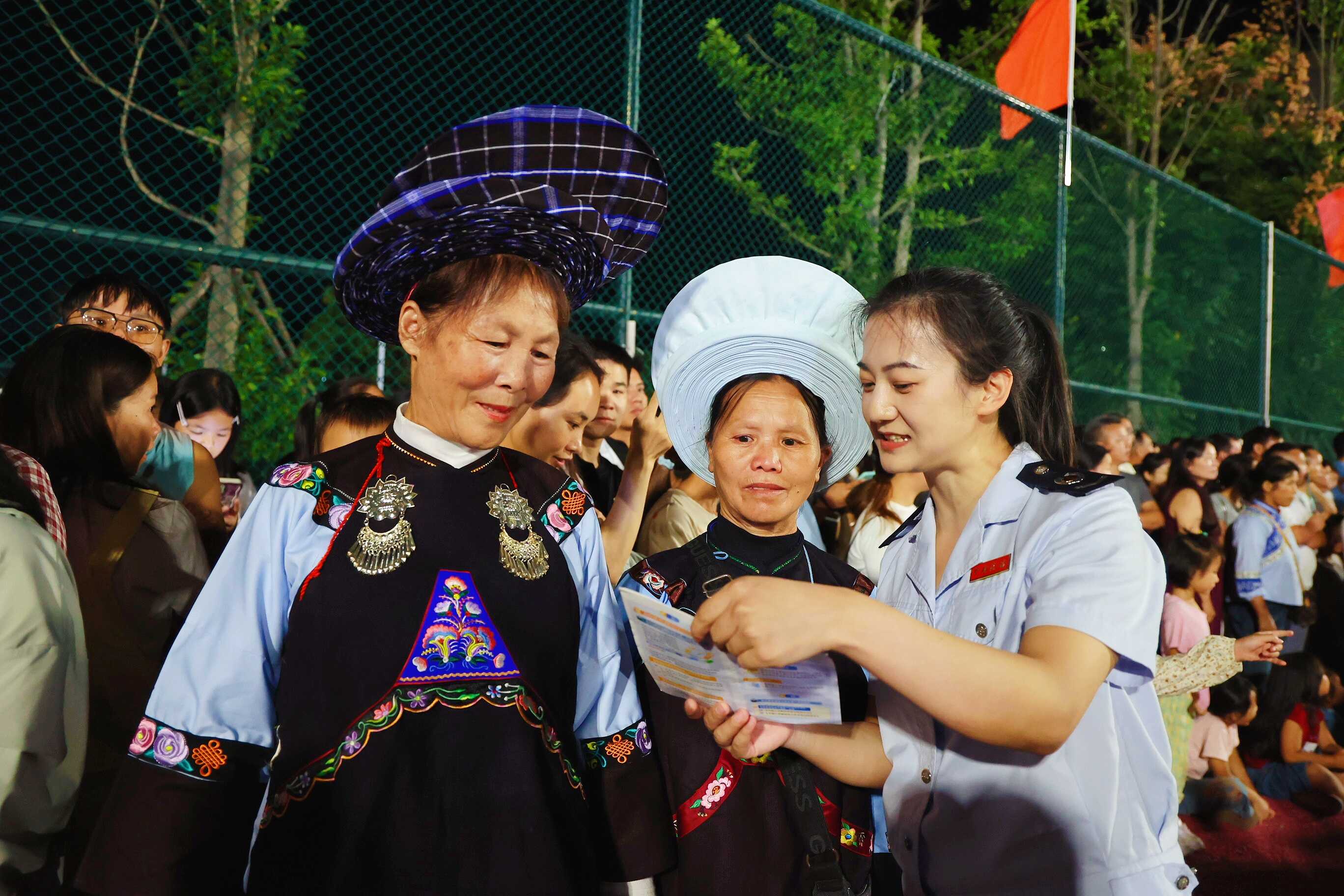 望谟县税务局到2025贵州村超黔西南州赛区望谟县启动仪式现场观众区宣传社保费政策(黄凤娜 摄).jpg