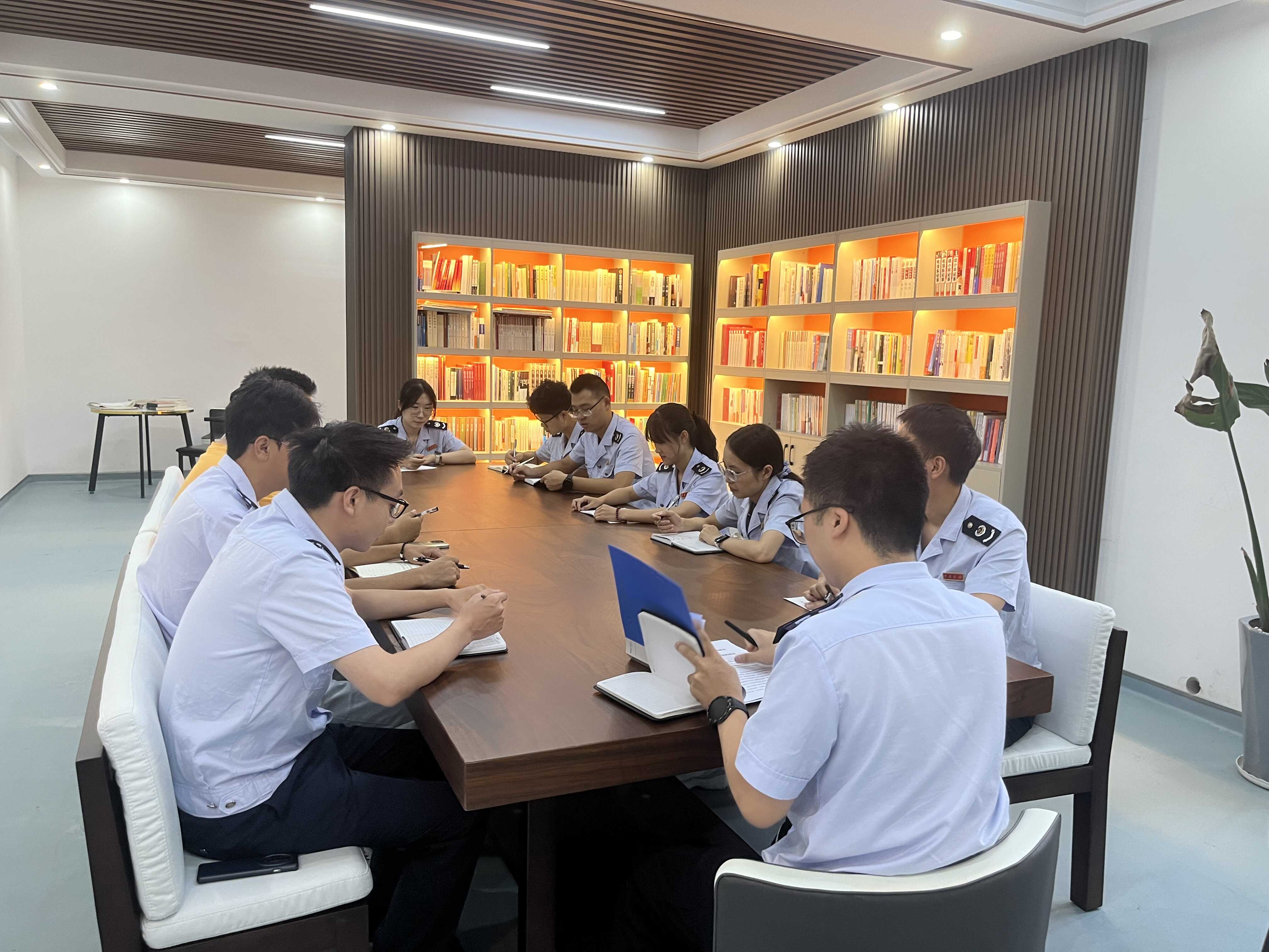 (图1)图为2025年晴隆县税务局青年政治理论小组开展学习研讨。杜永鋆 摄.jpg