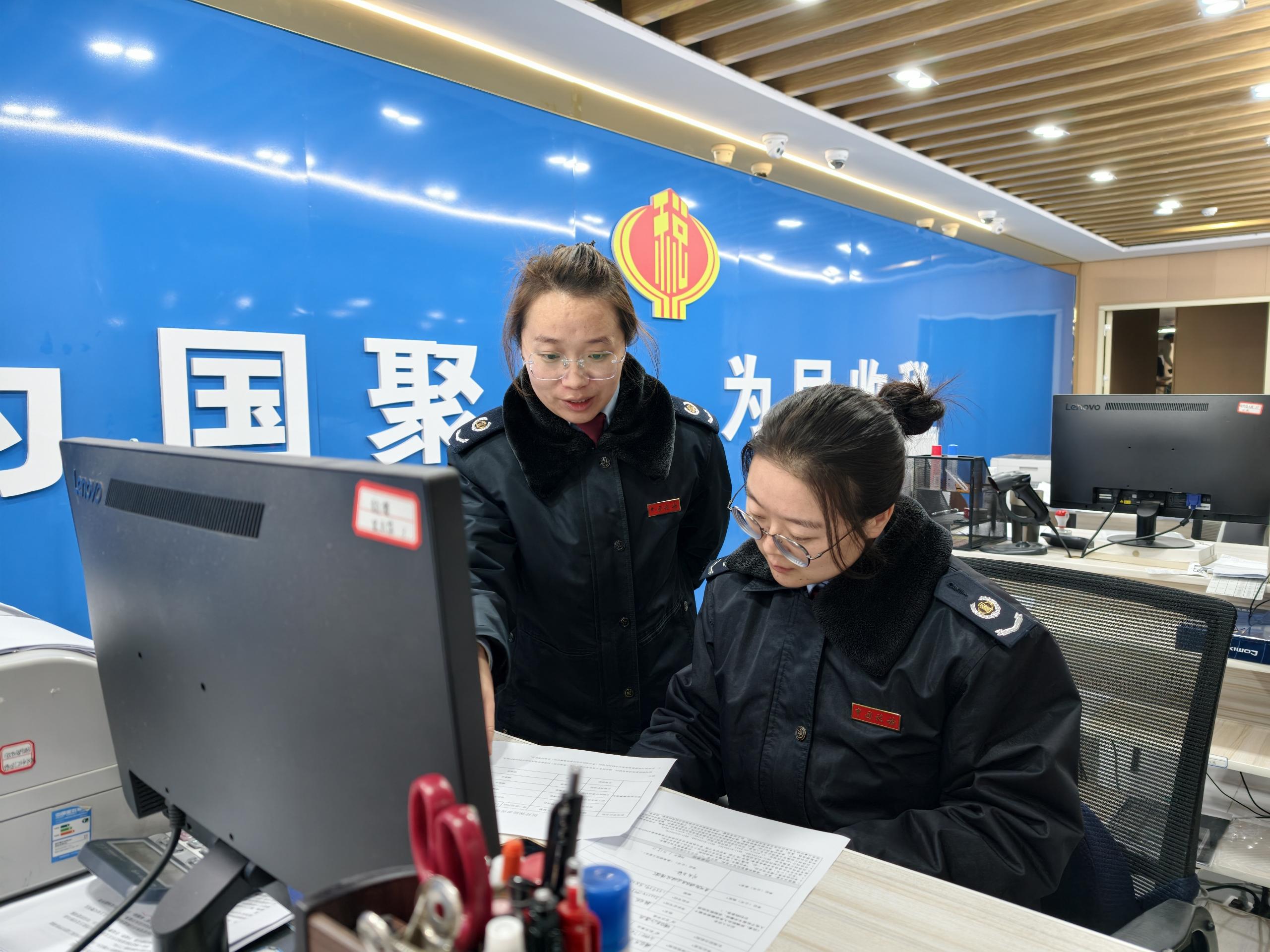 (图2)图为晴隆县税务局业务骨干杨赛帮带指导2025年新录用公务员王锦宇。杜永鋆 摄.jpg