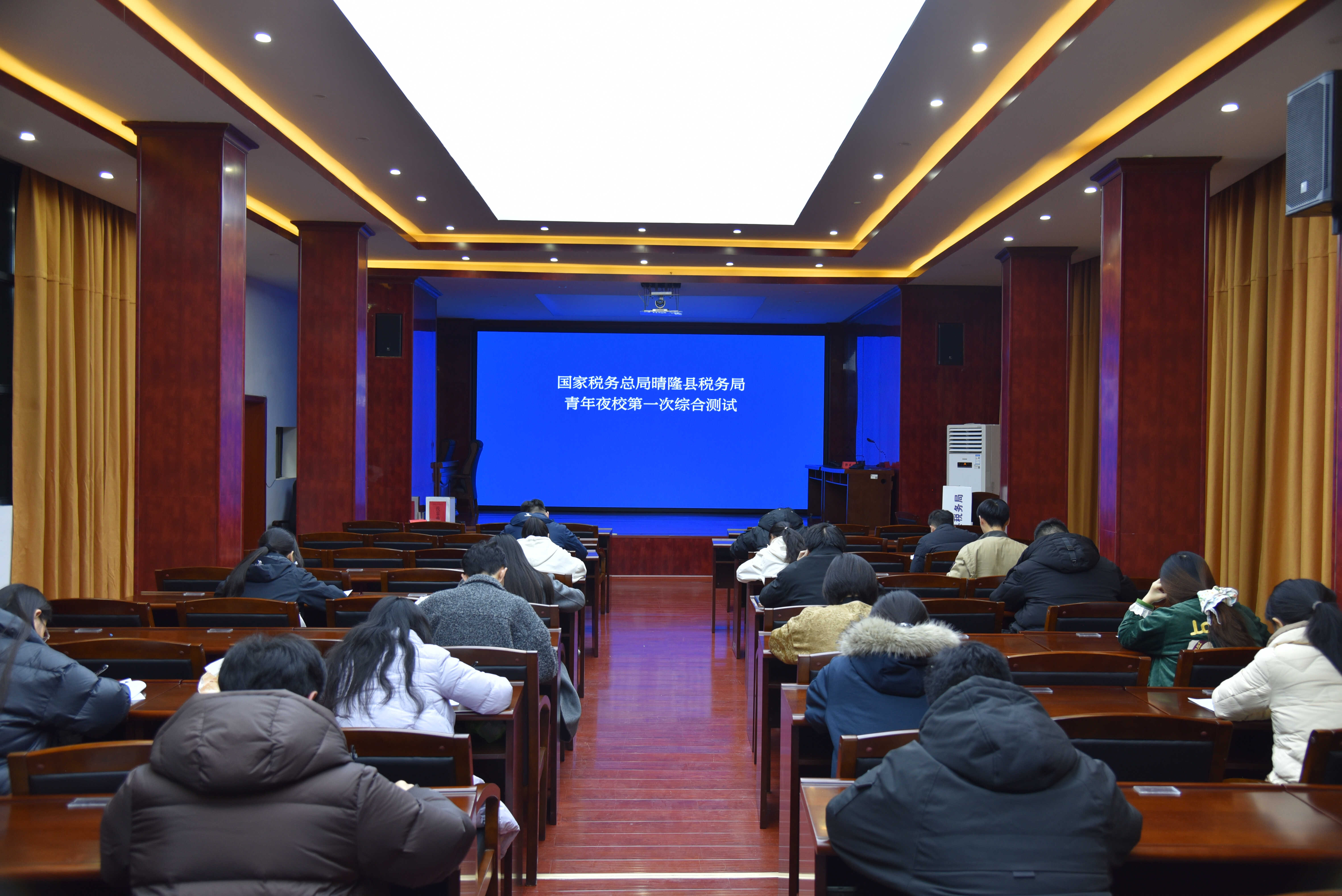 (图3)图为2025年晴隆县税务局“青年夜校”开展纸质闭卷集中考试。杨书琪 摄_副本.jpg