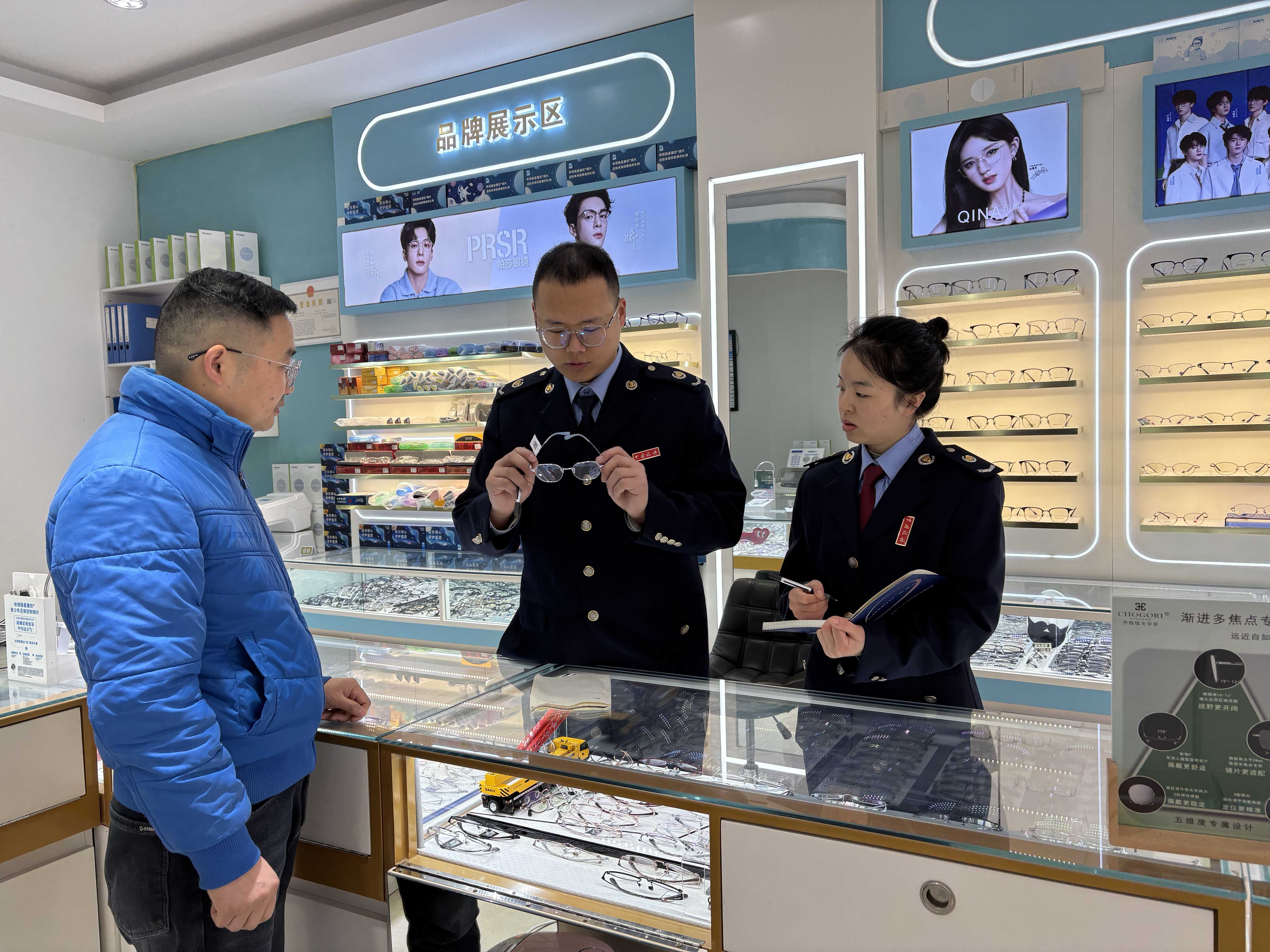 贵定税务干部实地查看眼镜店经营情况(图1).jpg