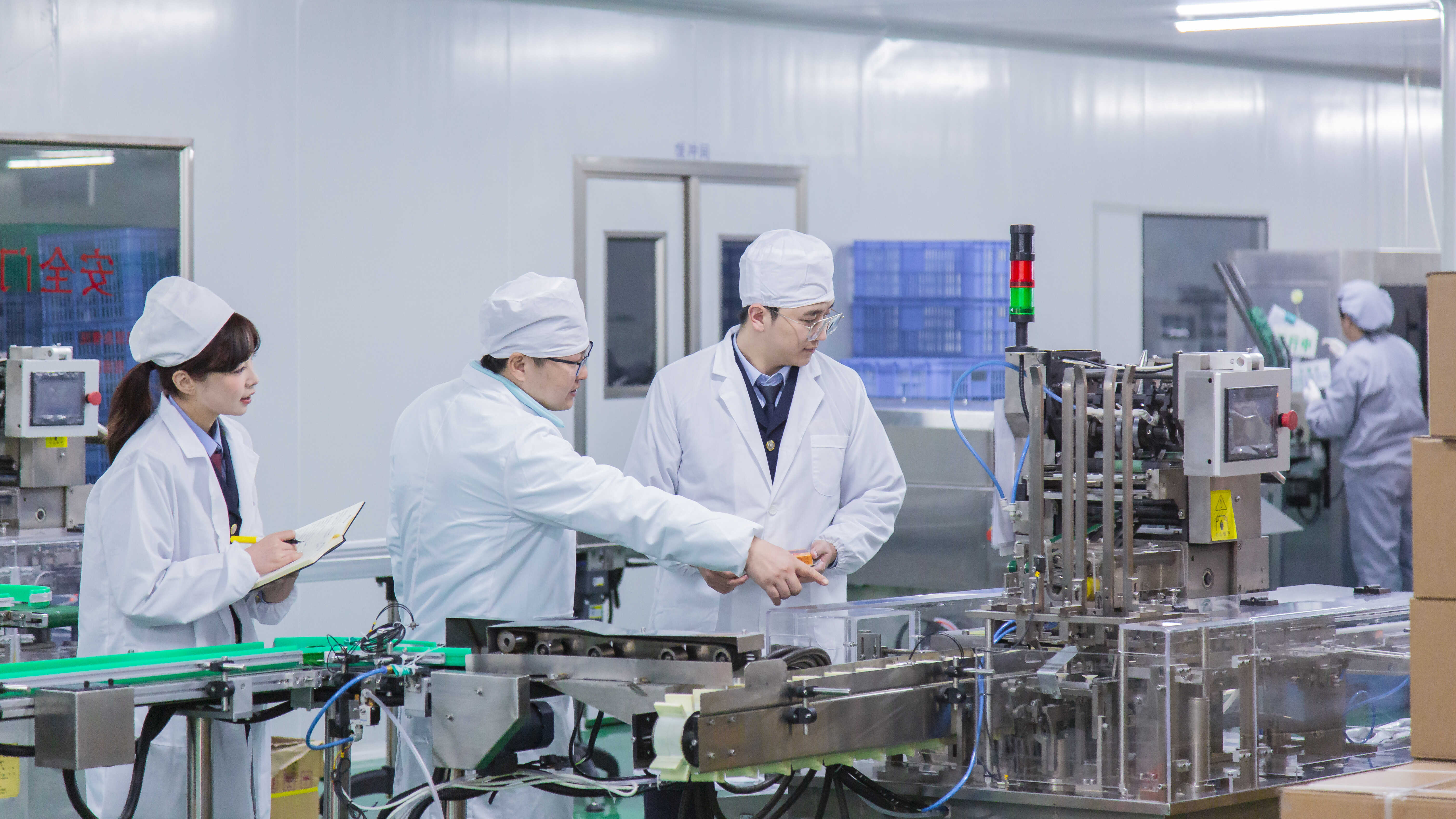 税务干部走进德良方生产车间了解企业经营情况,并面对面讲解税收政策与流程,帮助企业合规你经营(张松 摄)_副本.jpg