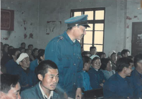 图为熊廷青与百姓交流(摄影:熊廷青).png