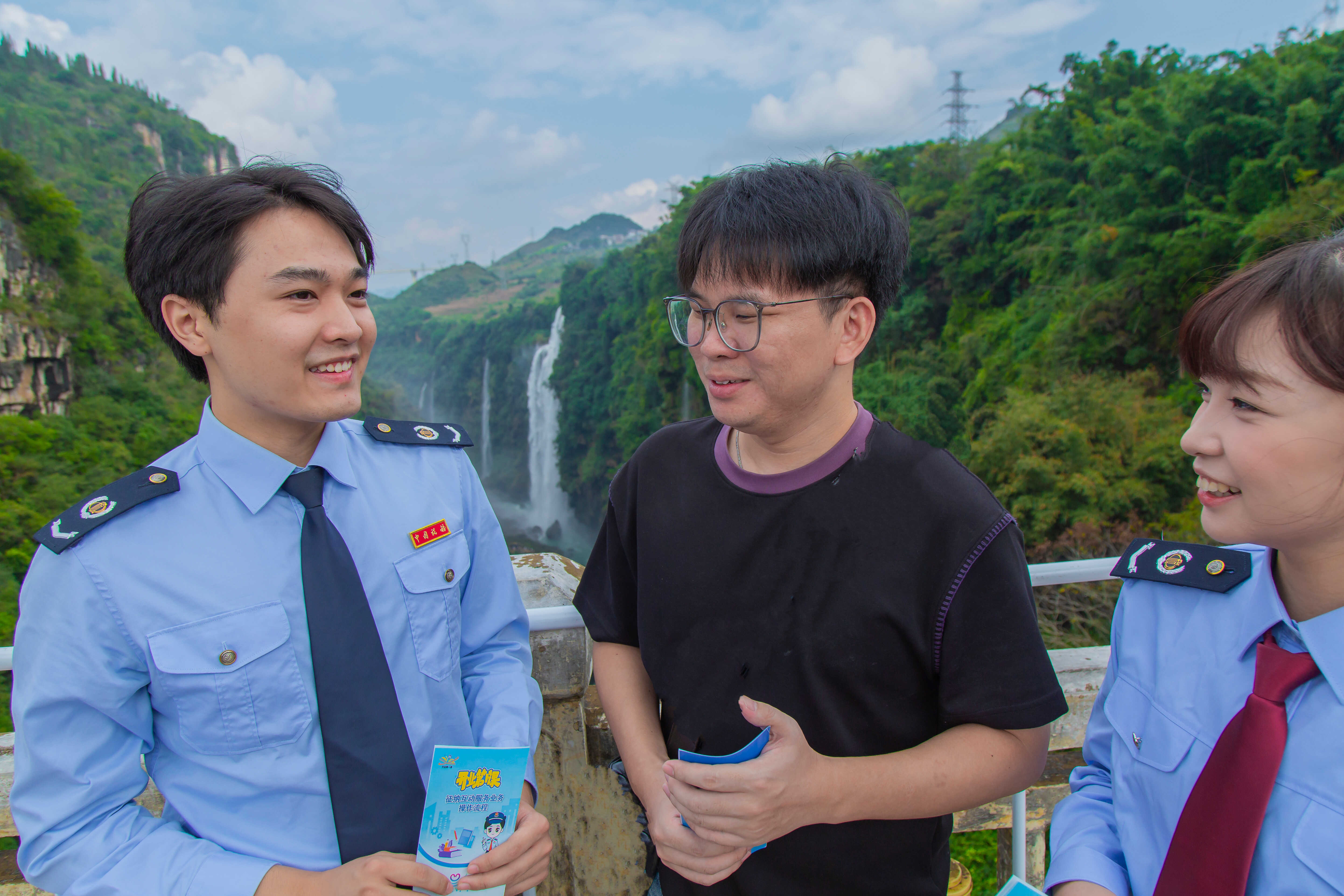 国家税务总局兴义市税务局组织青年干部到兴义市马岭河产业运营管理有限公司开展上门走访,了解马岭河峡谷景区运营情况,详细讲解最新税费政策并开展涉税风险提示。(张松 摄_副本.jpg