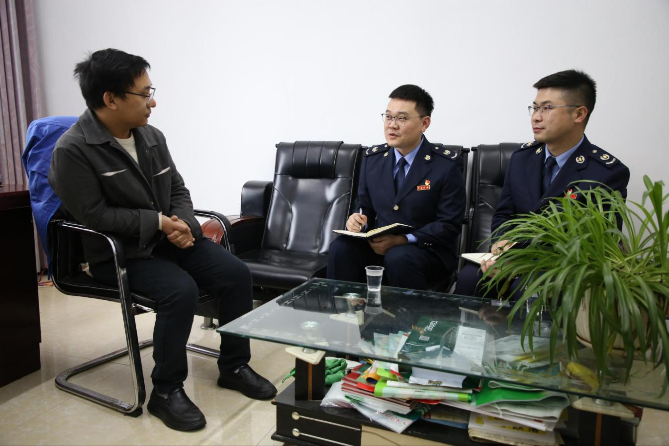 税务干部到充电桩企业为企业讲解税费政策 李玮琪摄.png