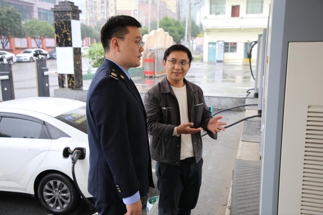 税务干部深入企业与企业财务人员一同了解充电桩充电信息 李玮琪摄.png