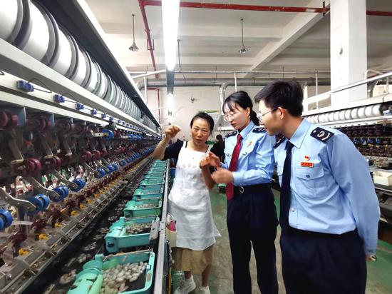 图为税务干部到贵州丝路兴蚕纺织有限公司走访,详细了解企业生产经营情况及存在困难,为企业排忧解难、献计献策。 童霖