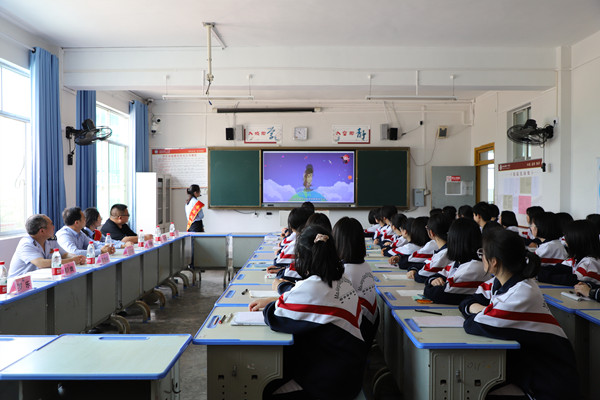 麻江税务最美人间四月天税法宣传进校园