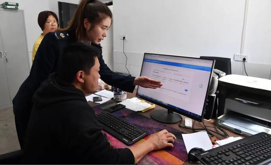 威宁税务工作人员在贵州陆达矿业有限公司辅导财务人员申报税款 马荣艳摄