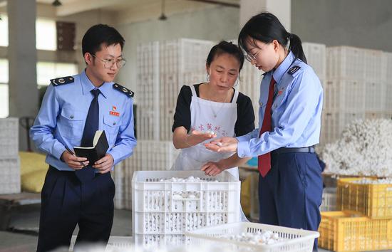 毕节市税务局立足税收职能,以纳税人缴费人需求为导向,全面落实税费优惠政策,深入推进“便民办税春风行动”,不断优化营商环境,助力实体经济减负快行,为地方经济高质量发展贡献税务力量。图为税务干部到贵州丝路兴蚕纺织有限公司走访,详细了解企业蚕茧生产经营情况及存在困难,为企业排忧解难、献计献策。 皮婷